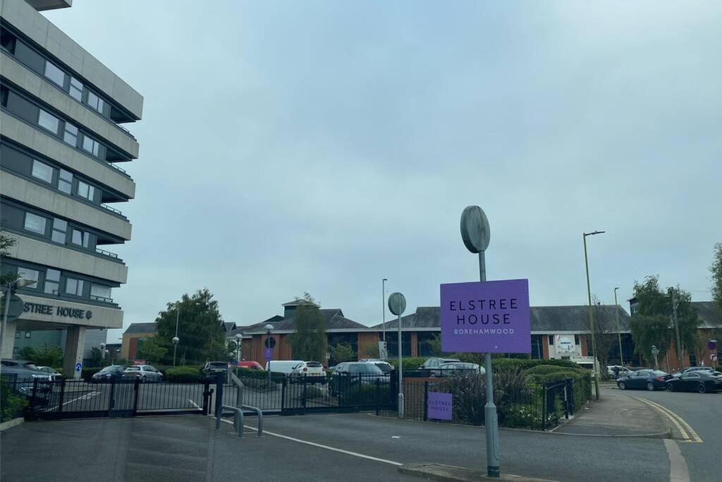 Luxury 1 Bedroom Apartment With Netflix & Parking Borehamwood Zewnętrze zdjęcie