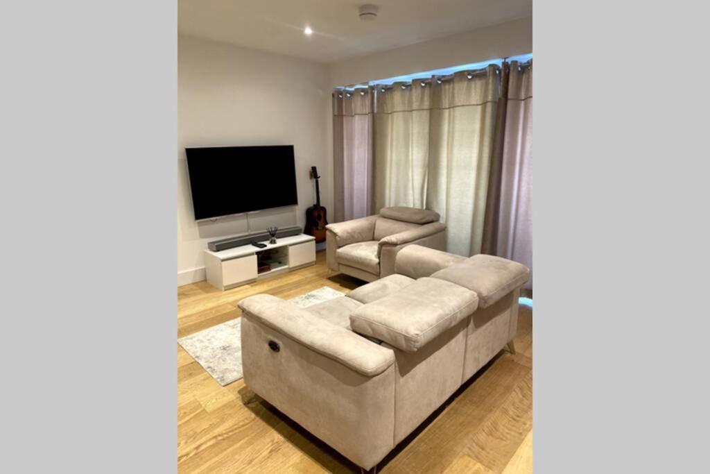 Luxury 1 Bedroom Apartment With Netflix & Parking Borehamwood Zewnętrze zdjęcie